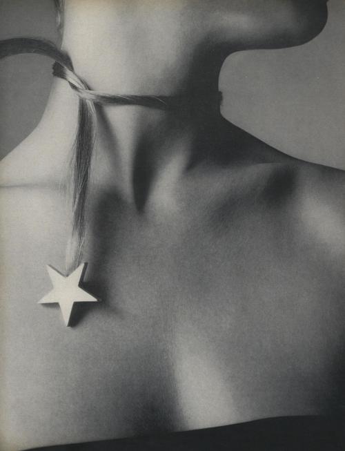 kitsunetsuki:  Richard Avedon - Pendant by William de Lillo (Vogue 1969)