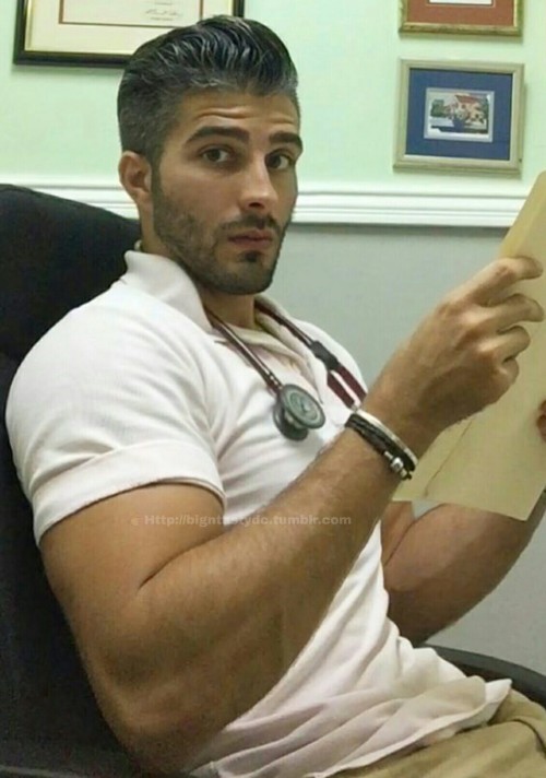 bigntastydc:  Reblog when you see what the doctor is bringing into the exam room with him 👉Http://bigntastydc.tumblr.com