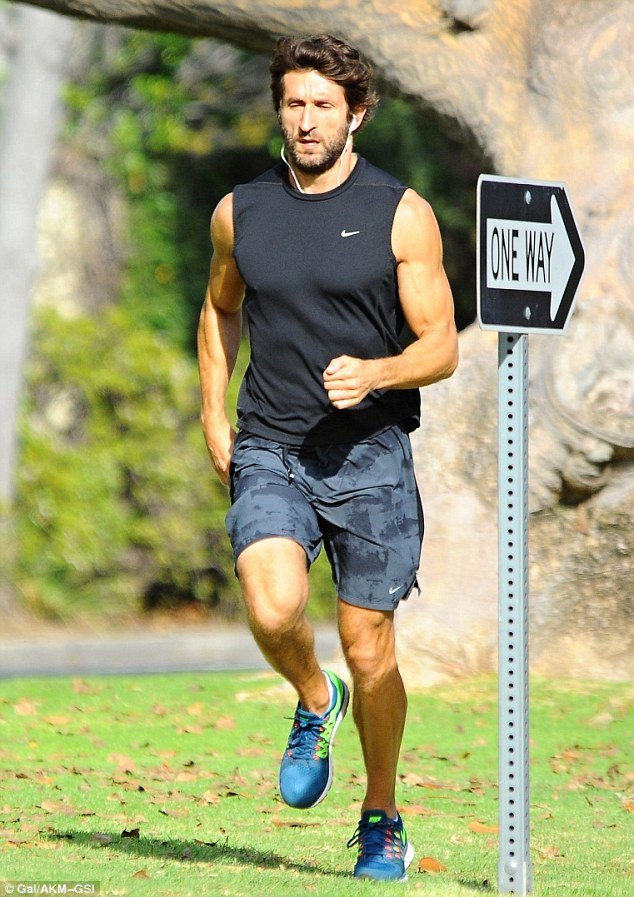 starringroles:  Jonathan Lapaglia candids 2