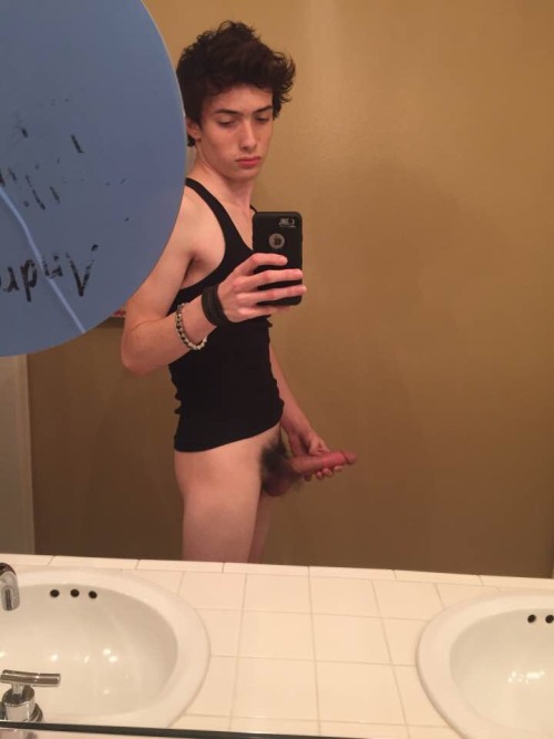 yungerdaddy:milkycocks:some random straight boy who was in a band :)What’s he play? Slide trombone?