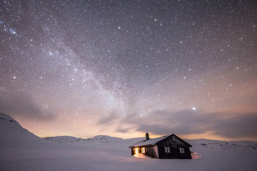 simpleguyinacomplexworld:tulipnight:Grindaflet Hut by Espen Haagensen✌️