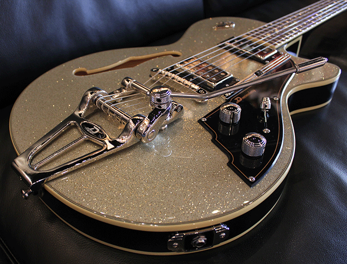 metalmage:  glorifiedguitars:  Duesenberg Starplayer TV III Silver Sparkle  [Source:
