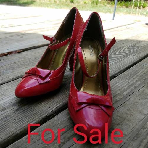 These sexy babies are up for sale. They have a few scuffs on em and they&rsquo;ve gotten a littl