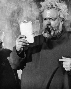 Orson Welles már 1965-ben mobillal nyomta!!