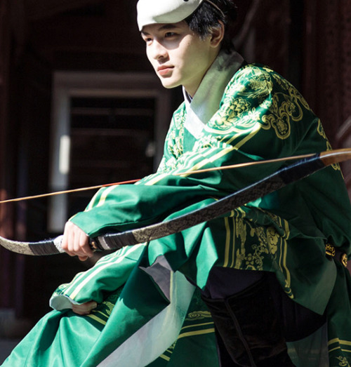 mingsonjia:  Chinese Hanfu for men in style of 曳撒 (yisan, red and green) 贴里 (tieli, blk) and 圆领袍 (yuanlingpao, white) designed by 槐序赋 Huaixufu 