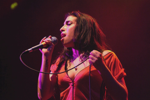 Amy Winehouse performing in London, 2004