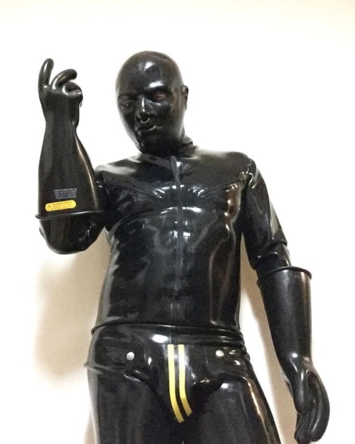 #latexmirrormask#rubberman #heavyrubber #gayrubber#gayrubberfetish#gayrubberman#rubbermask