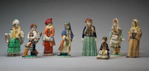 alatismeni-theitsa:Ceramic figures from Egon Huber presenting traditional clothing of the Dodekanese