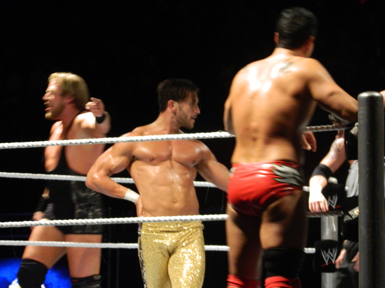 O_O That bulge!