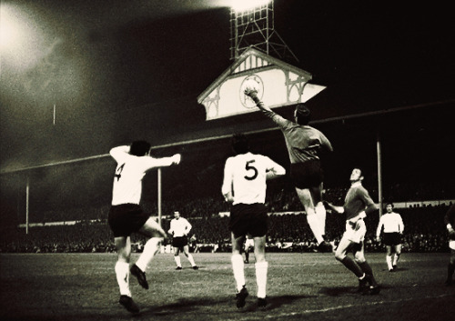 oldtrafford: Football under the floodlights, 1950s.