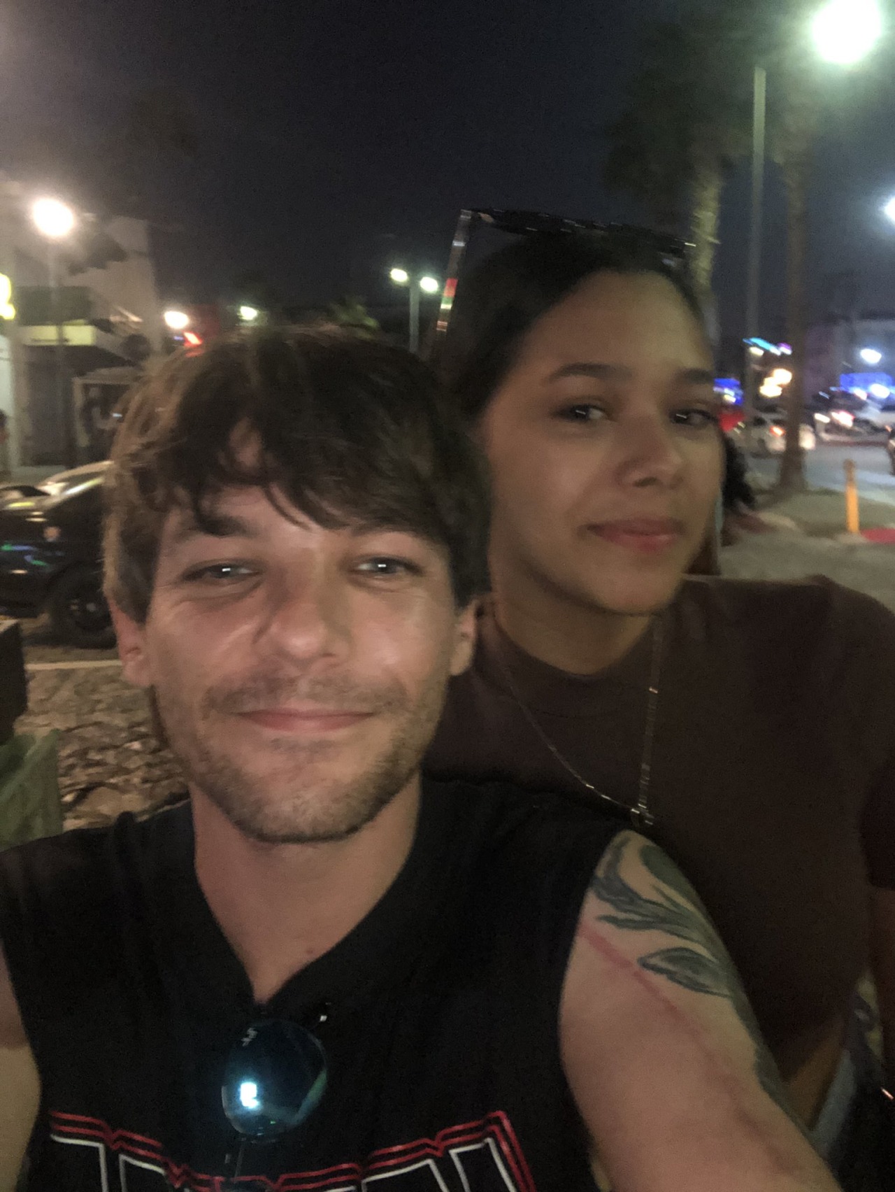 HL DAILY — Louis taking a picture with fans during his Meet 