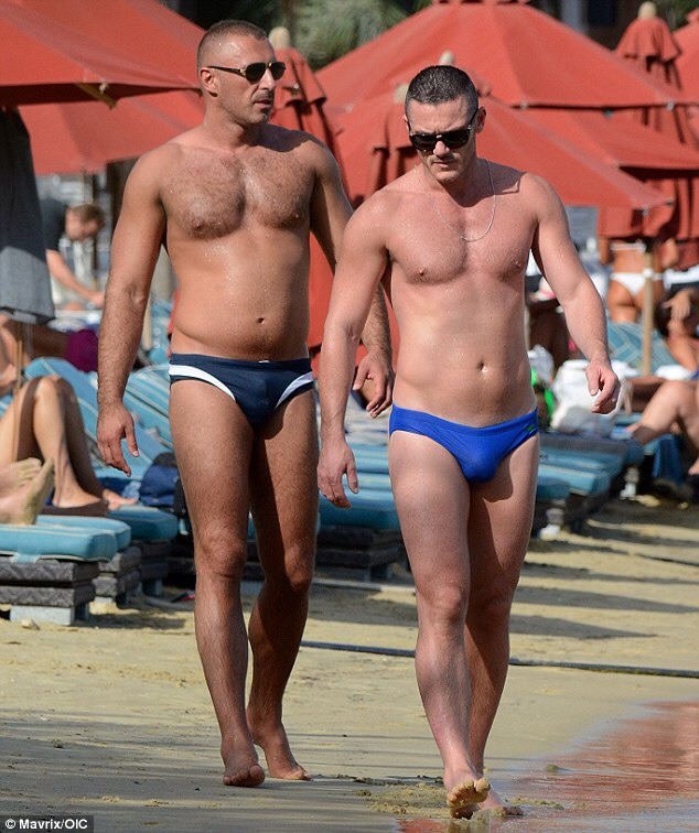 tabloidheat101:  Luke Evans VPL At The Beach