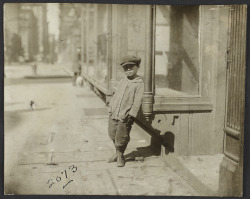 onceuponatown:  New York: Street kids. Early 1900s. Photography by Jessie Tarbox Beals (1870-1942). 