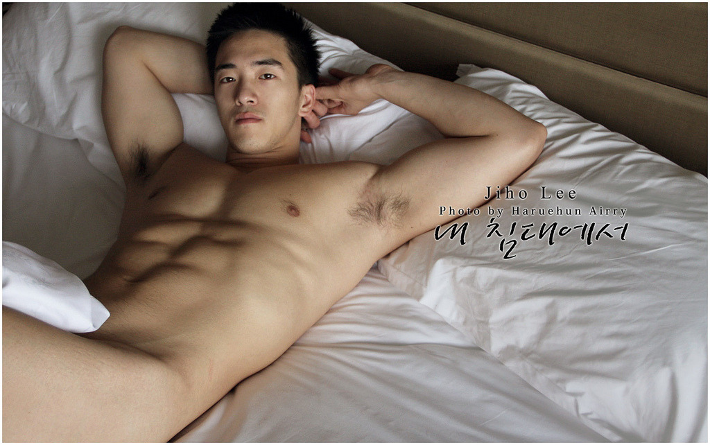 busankim:  Jiho Lee 내 침대에서 Photo by Haruehun Airry  https://www.facebook.com/Jiho.Lee.Official