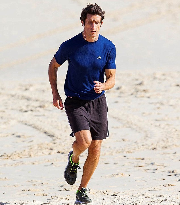 starringroles:  Jonathan Lapaglia candids 2