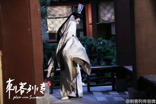 dailyspexial: Evan behind the scenes of Men With Sword (cr. 刺客列传官微)