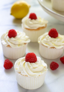 omg-yumtastic:  (Via: hoardingrecipes.tumblr.com) Raspberry Lemon Angel Food Cupcakes - Get this recipe and more http://bit.do/dGsN  Perfect