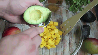 beautifulpicturesofhealthyfood:  Mango Avocado Salad…RECIPE 