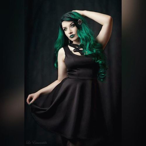 model-la-esmeralda:  Model, photo: me Wig: @black_candy_fashion  Dress: @corvuscoronefashionphotography  Lenses: @samhaincontactlenses  Jewelry: @alchemyengland 