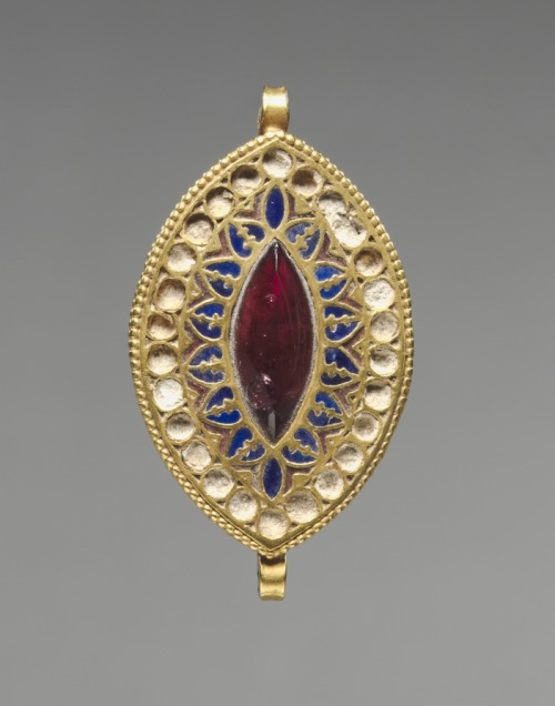 cma-medieval-art: Almond-Shaped Pendant, 400-600, Cleveland Museum of Art: Medieval Art Size: Overal