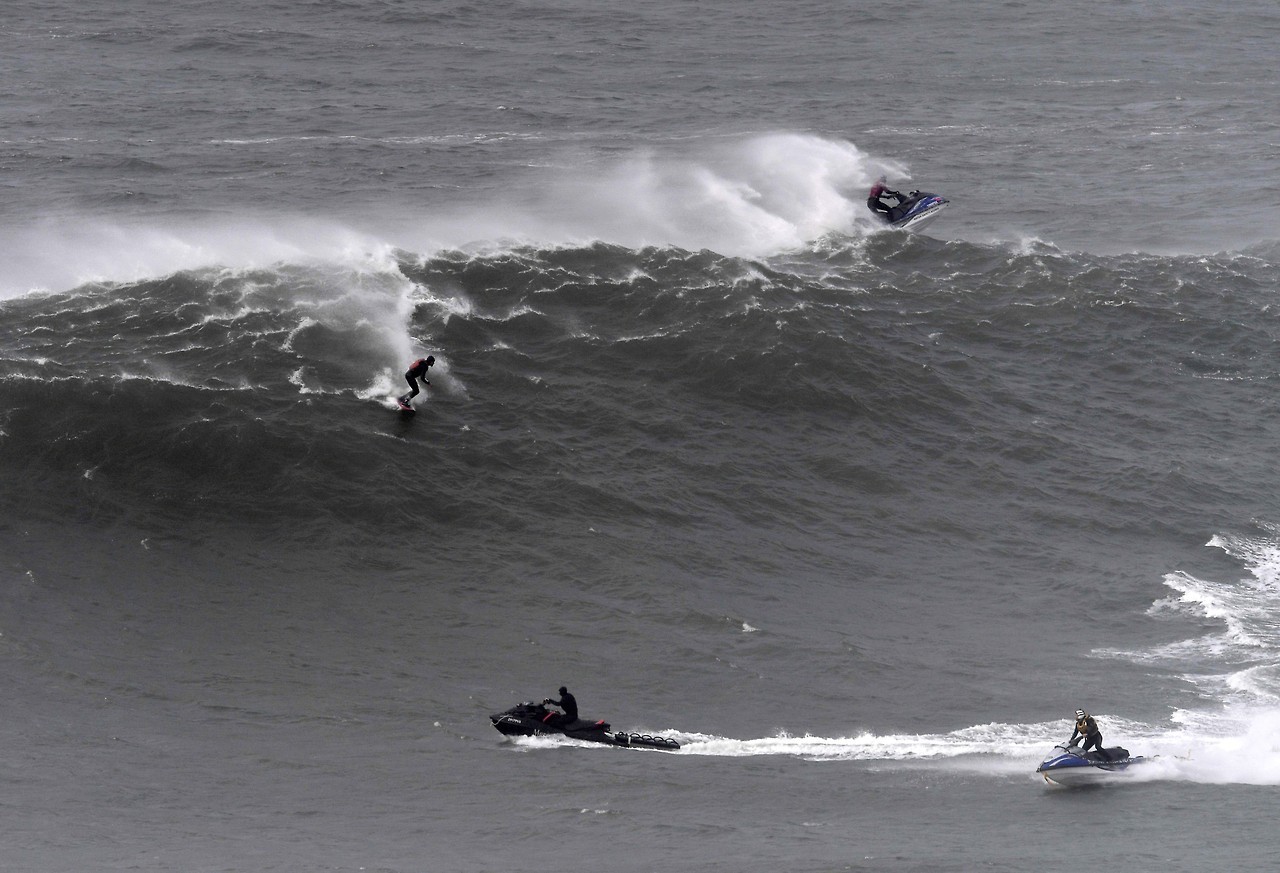 SURF DE GRANDES OLAS. El invierno ha traído unas olas peligrosas pero éstas han batido todos los récords en Praia do Norte en Nazare, Portugal, el 15 de diciembre de 2017. (REUTERS/Rafael Marchante)
MIRÁ TODA LA FOTOGALERÍA—>