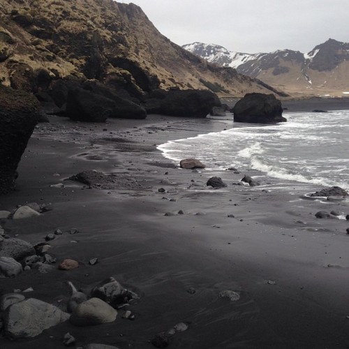 avicedefacto:Black Sand Beaches #iceland #darkness #blackworld #travel