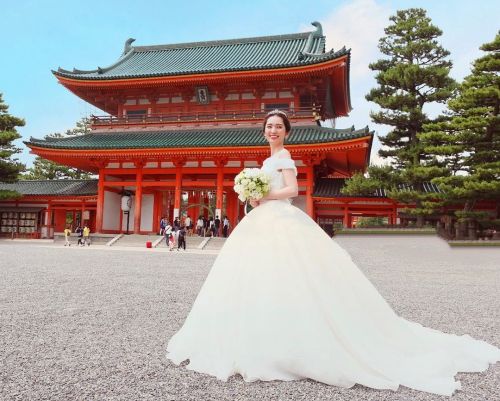 @朝香りほ: . 京都、平安神宮で結婚式を挙げました 両親、お婆ちゃんに 一番感謝の気持ちを伝えたかったので 親族30名のアットホームな式にしました♡ お互いの実家から近&hellip; mo