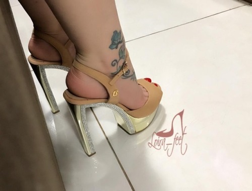 heelsexclusive:Hot af, perfect for cumshot…
