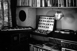 fcxiv:   	June 1, 1971 by Bill Wetzel    	Via Flickr: 	The Putney music synthesizer and keyboard. On the right is a Rek-O-Kut turntable (which may be a K-34H, a Scott amp below it, and part of a Sherwood tuner below that. I still have the Scott amp, which