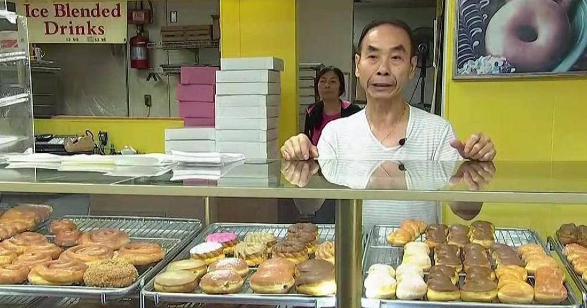 webofgoodnews:  Patrons of California shop buy doughnuts by the dozen to give owner