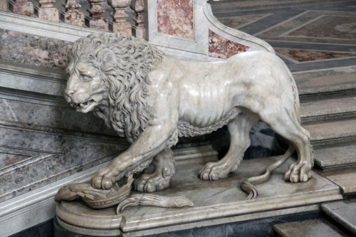 un-monde-de-papier:Vues du monumental escalier d’honneur du palais de Caserte, en Italie.Photo 1: cc