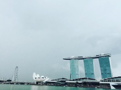 Yaa begitu laaaahhh…
Jangan dibandingin, tapi dinikmatin…
Siaaap!!! (di Merlion Park, Singapore)