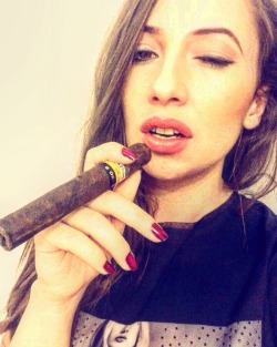 CIGAR Capnolagnia Female Smoking Fetish (NSFW 🔞)