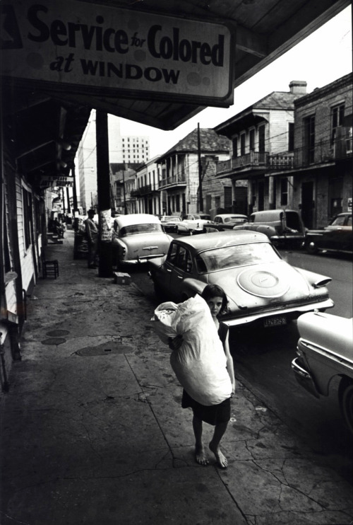 joeinct: In New Orleans drinks are sold through the window to colored people, drinking on the street is forbidden by law, Photo by Leonard Freed, 1965 https://painted-face.com/