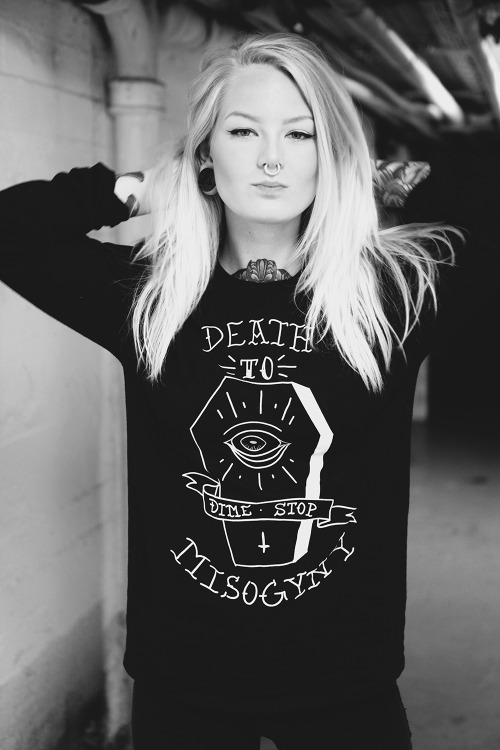 wannyy:  Dunno what I’m doing with my faaceeeee but whATEVER! Y’all can go get this awesome, super comfortable shirt from Dime Stop Clothing! :DTheir Facebook page: https://www.facebook.com/dimestopclothing?fref=ts 