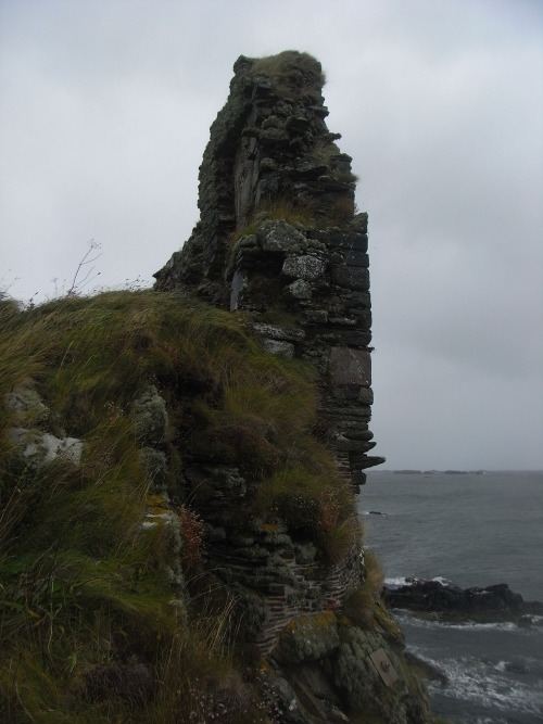 medievalbritain: Dunyvaig CastleArgyll, Scotland by Tim Connors Once a naval base for the Lord 