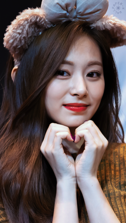 『TZUYU』saved? reblog or like© fantaken owners