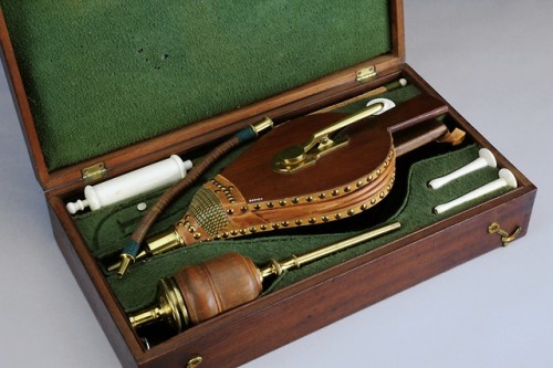 historyarchaeologyartefacts:Resuscitation set in case with equipment necessary to inject fresh air o