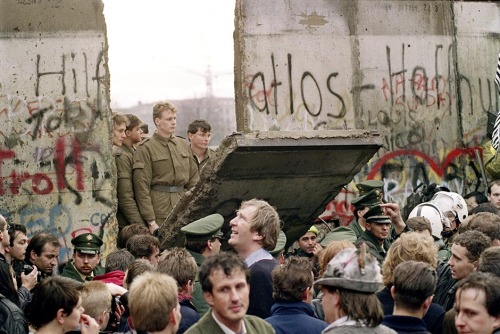 origamidicarta:  untrustyou:  November 9, 1989  The fall of the Berlin Wall  Oggi non finisco di rebloggare tutto ciò che riguarda la caduta del muro di Berlino. Buon anniversario anche a te, mio blog. Perché l’ho chiamato così?È cosí triste dire