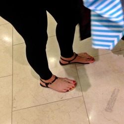 toeman969:  Curvy hot Asian chick’s face, body and sexy feet with red toenails candid at the store.