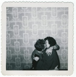 memories65: Passionate kiss &amp; busy wallpaper,  c1950s 