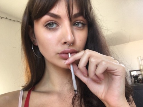 spliffbby:  Left my house today for the first time in a while lmao 😅not without smoking first tho 😉❤️