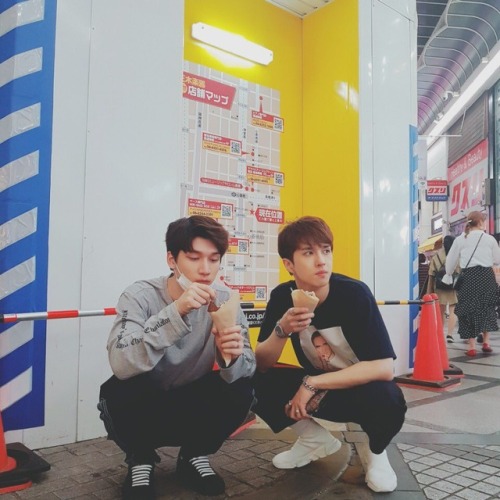 translatedvixx: @RealVIXX_Japan: [おまけ]  大阪の街に繰り出した #KEN #HYUK の様子。 チョコプレーン味男子とバナナショコラ味男子のリラックスタ