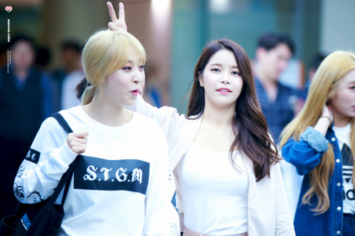 fy-yongsun:160831 Solar &amp; Moonbyul @ Gimpo Airport © Marron Cake