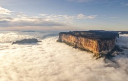 photorator:  An Island in the Clouds Mount