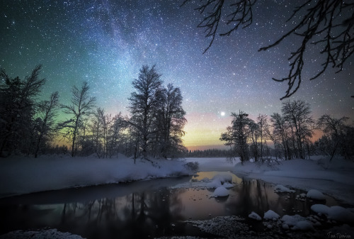 tiinatormanenphotography:Night walk.  I really love winter nights, cold but there is something very mystical.  21/22th Jan 2015 , Southern Lapland, Finland. by  Tiina Törmänen     www | FB 