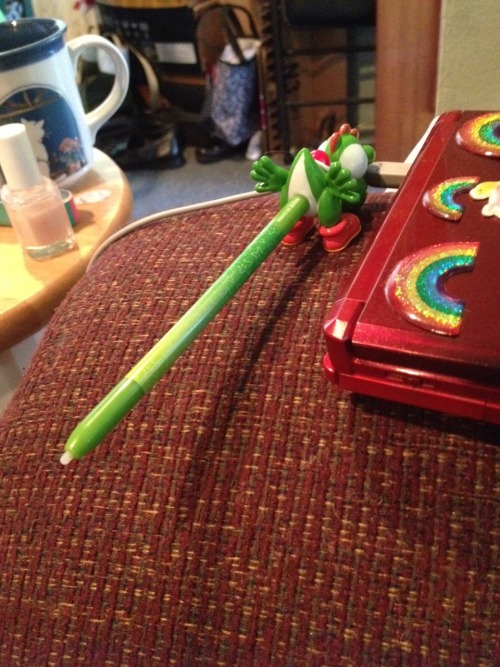 broshi-4-lyfe:  roekachu:  My little sister got me a new stylus for Christmas. It’s beautiful and I love it.  yoshi takes one for the team