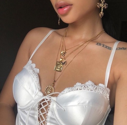 baddiees:@baddiees can someone PLEASE tell me where I can find this top