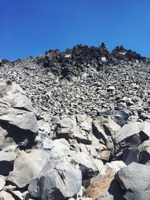 gottalottarocks:This lava dome was extruded on the flank of South Sister and it’s edifice is compose