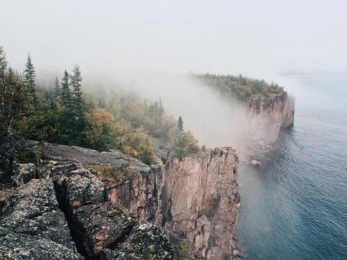 banjosandbogs:Ready to see these foggy cliffs again!(at Palisade Head)